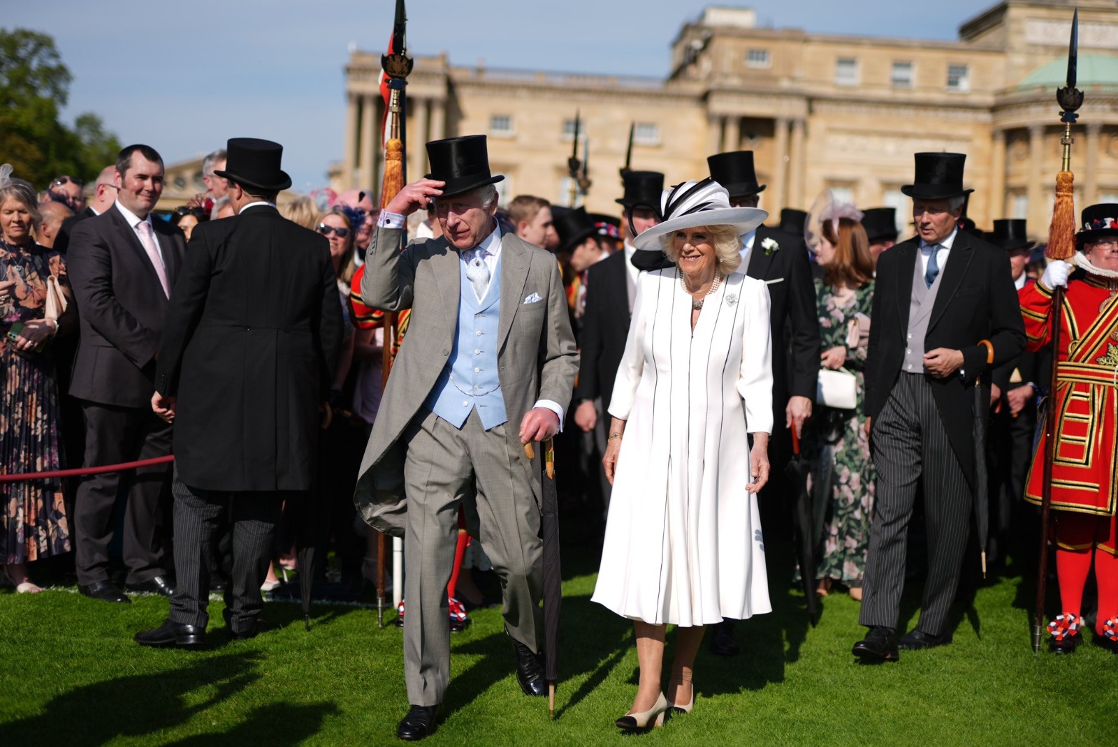 Visivelmente bem disposto e ao lado de Camilla, Carlos III cumpre tradição 