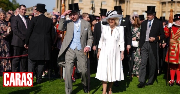Visivelmente bem disposto e ao lado de Camilla, Carlos III cumpre tradição