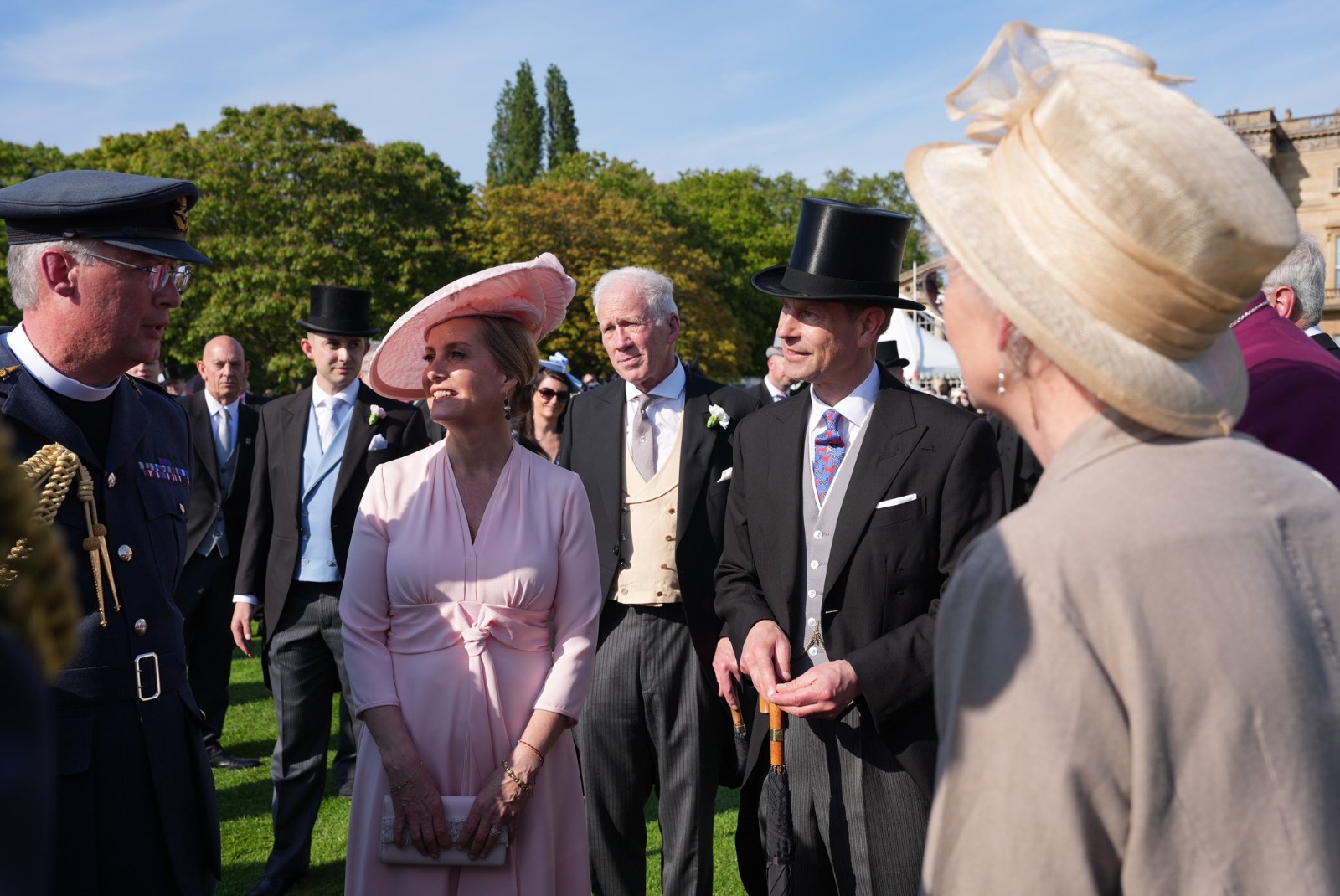 Visivelmente bem disposto e ao lado de Camilla, Carlos III cumpre tradição 