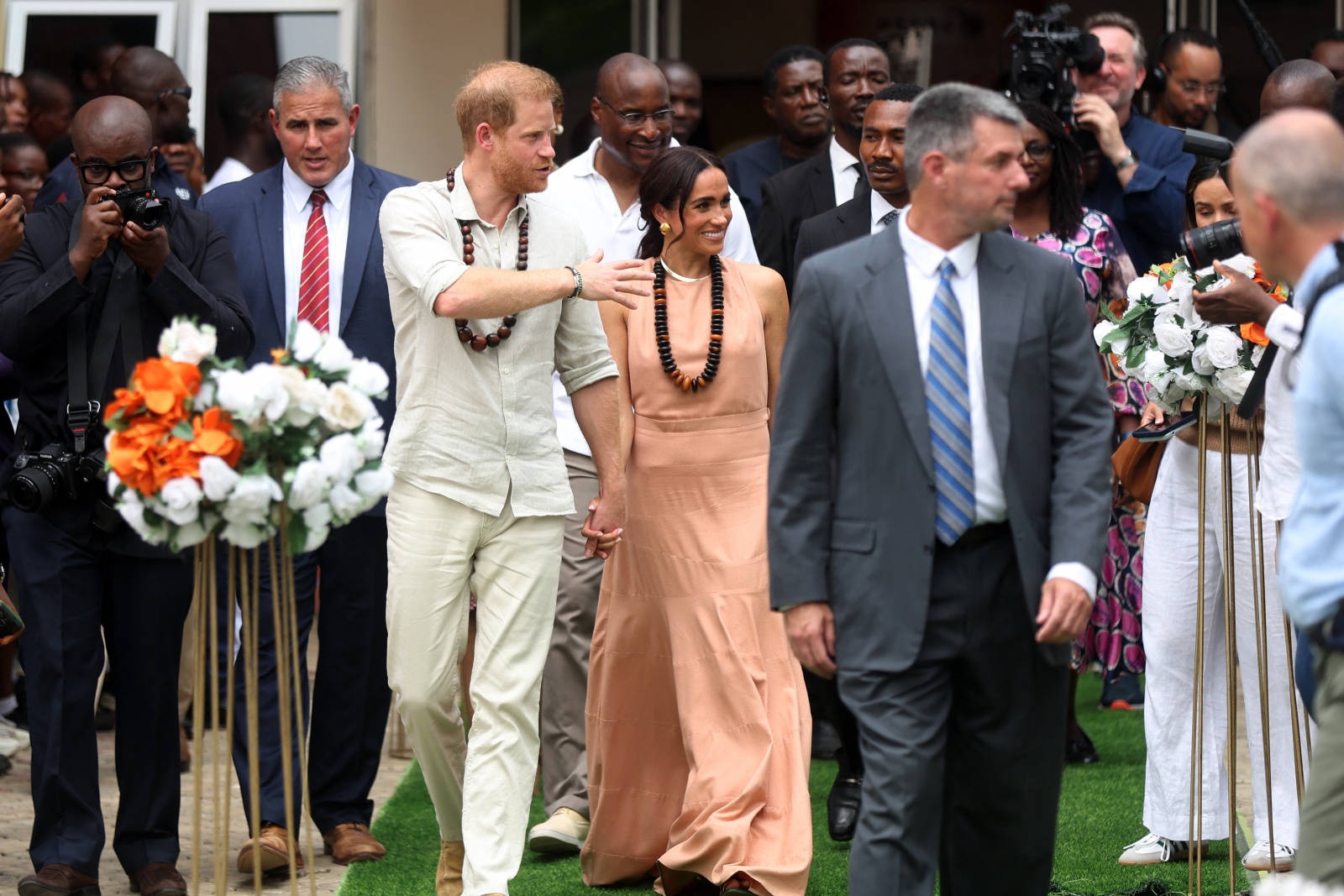 O ousado vestido de Meghan na visita à Nigéria