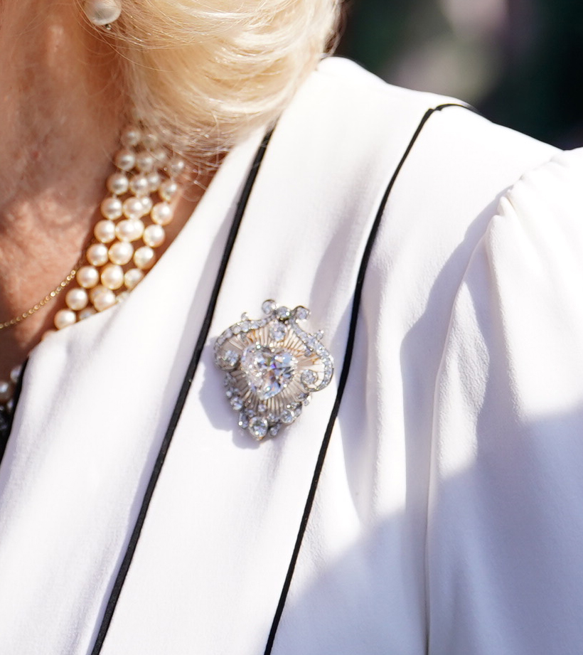 Rainha Camilla usa joia de mais de dois milhões de euros