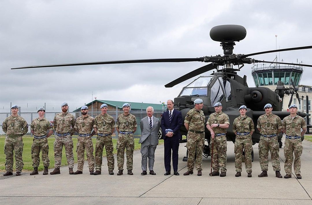 Carlos II entregou ao filho o cargo de Coronel Chefe do Corpo de Aviação do Exército e elogiou William