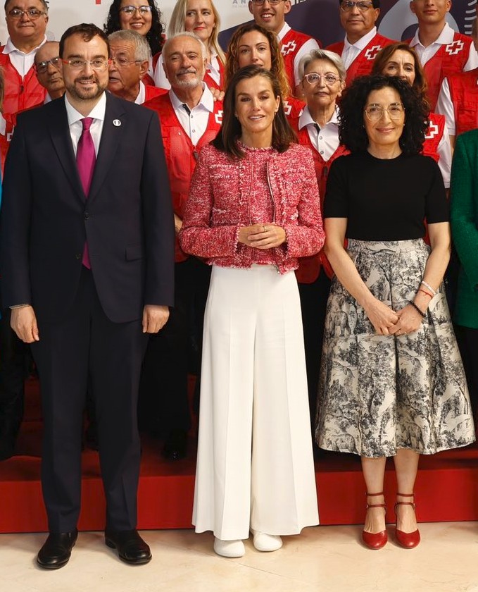 Ainda de ténis, Letizia aposta num visual em "tweed" com calças largas