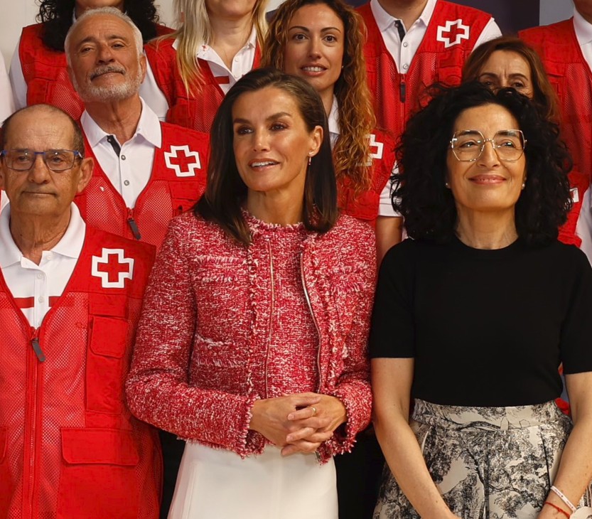 Ainda de ténis, Letizia aposta num visual em "tweed" com calças largas