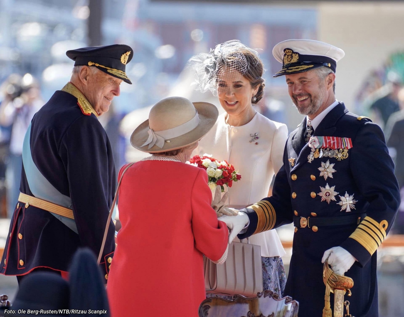 A receção a Mary e Frederico X da Dinamarca na chegada à  Noruega