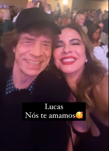 Ao lado de Luciana Gimenez, Mick Jagger assiste à graduação do filho de ambos