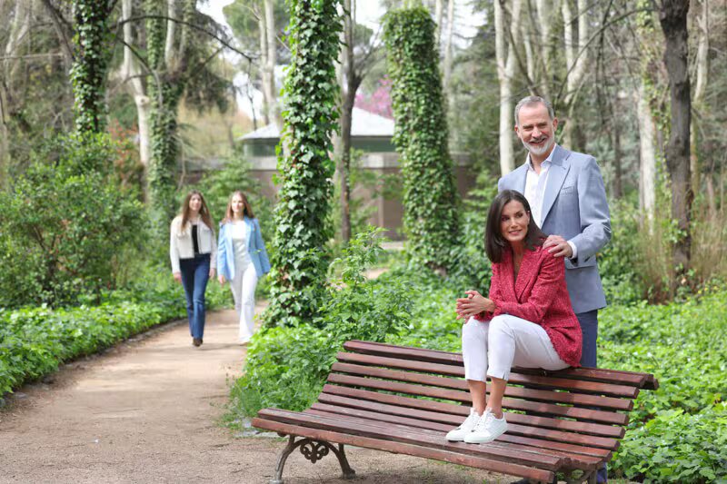 Letizia e Felipe VI assinalam 20 anos de casamento com uma sessão de fotos em família