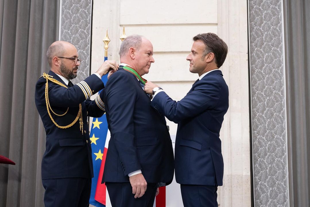 Alberto do Mónaco agraciado por Emmanuel Macron