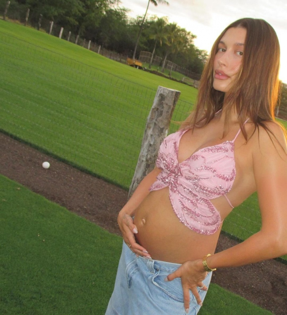 Hailey Bieber exibe com orgulho a sua gravidez