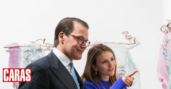 Princesa Estelle da Suécia acompanha o pai num ato oficial