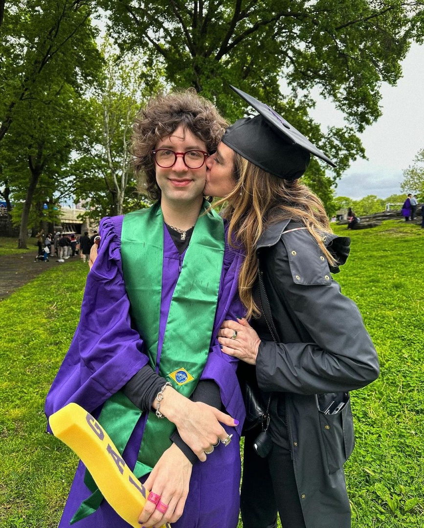 Ao lado de Luciana Gimenez, Mick Jagger assiste à graduação do filho de ambos