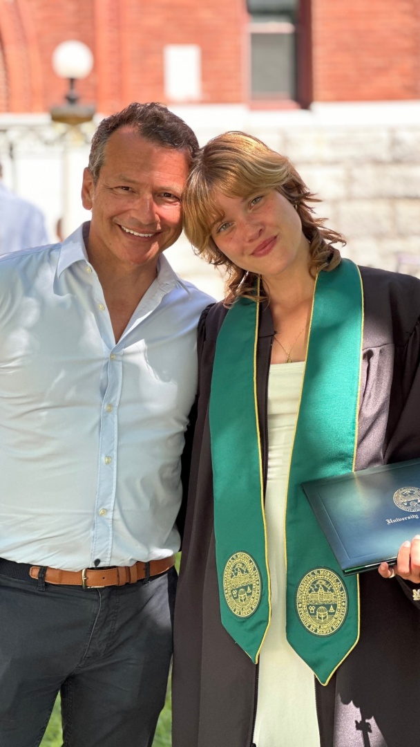 Iva Domingues e Pedro Mourinho juntos na graduação da filha, nos Estados Unidos