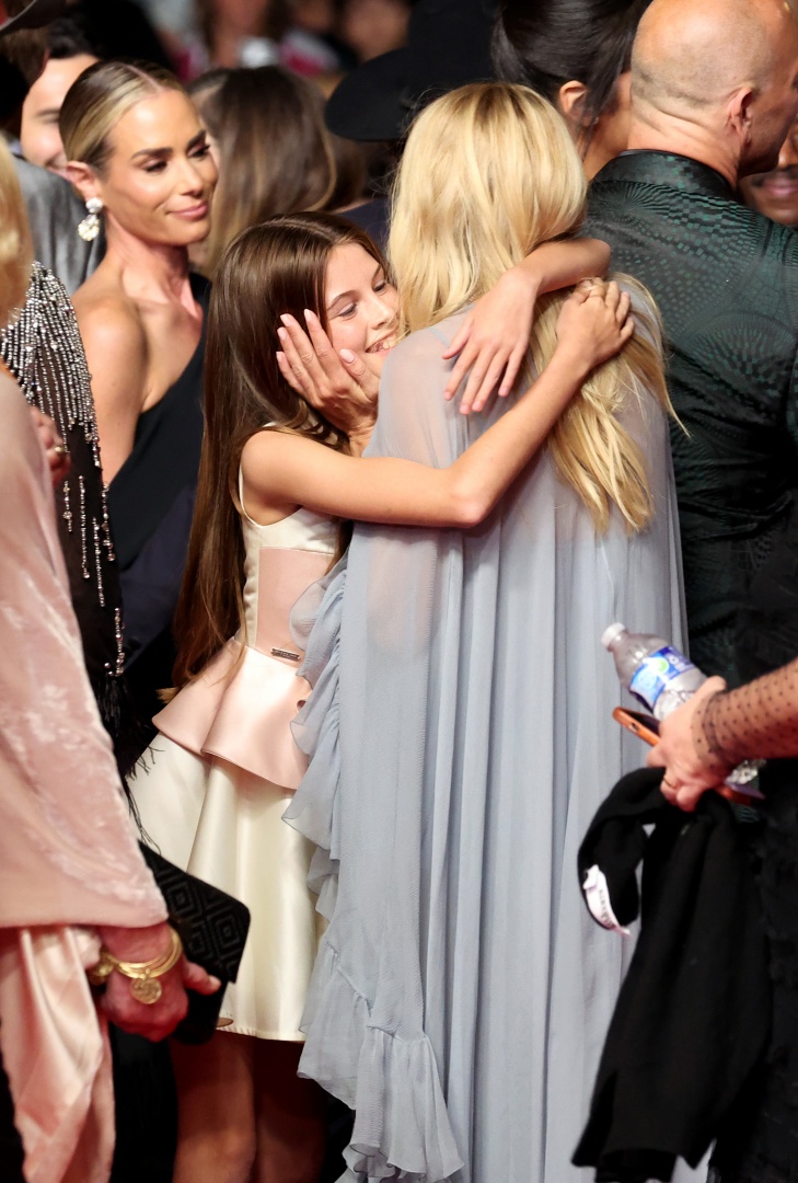 Aos 11 anos, filha de Sienna Miller debuta na "red carpet" de Cannes