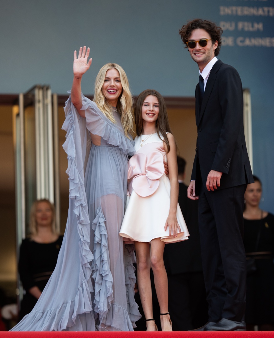 Aos 11 anos, filha de Sienna Miller debuta na "red carpet" de Cannes