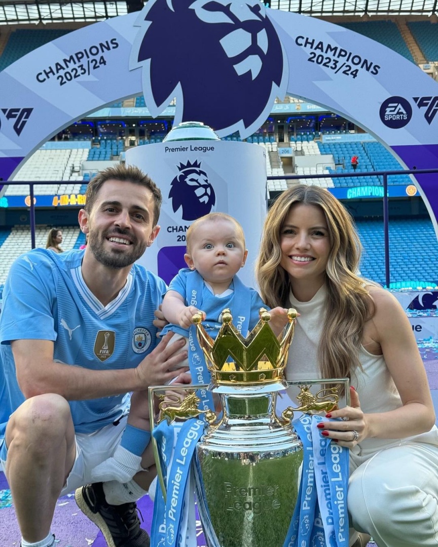 Ao lado Inês Degener Tomaz e da filha, Bernardo Silva celebra tetracampeonato do Manchester City