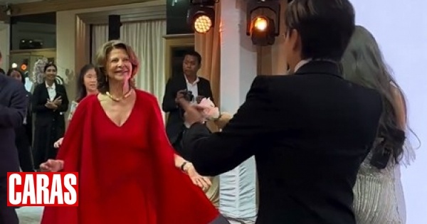 De visita à Tailândia, num esvoaçante vestido encarnado, rainha Sílvia da Suécia dança ao som dos ABBA