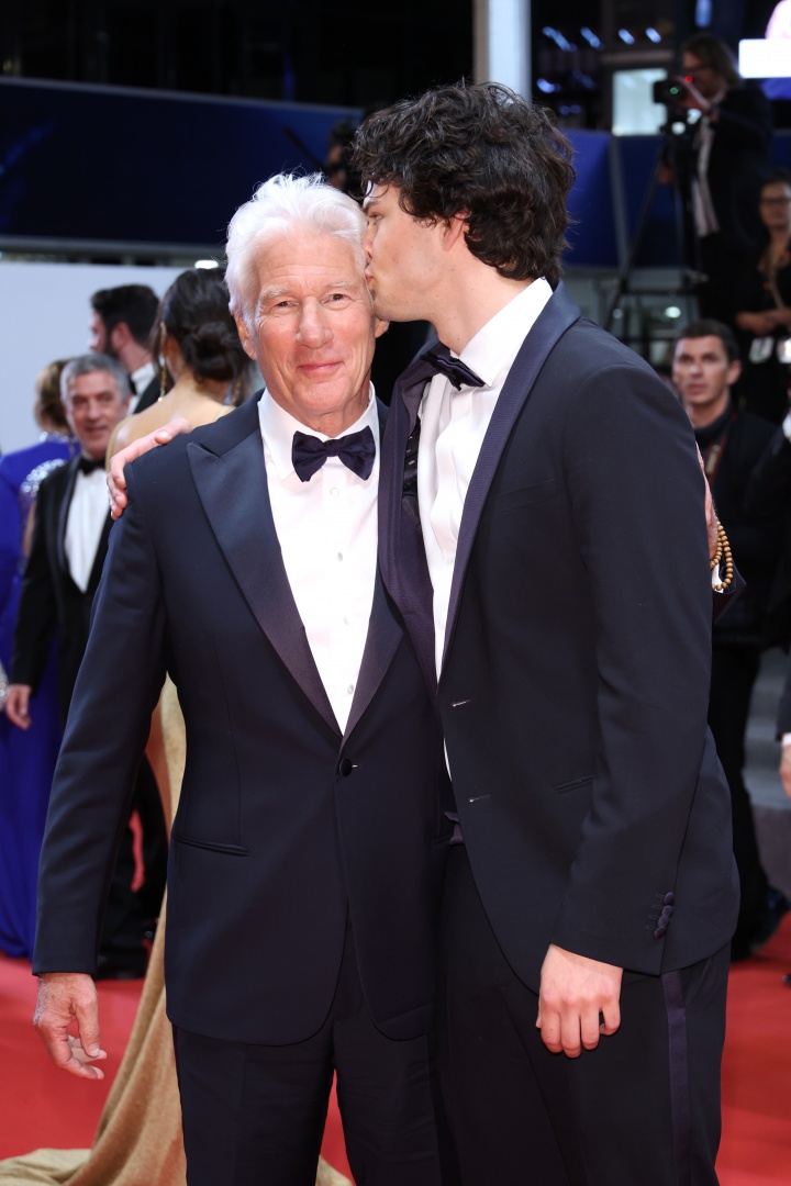 Richard Gere e o filho trocam gestos de carinho em Cannes