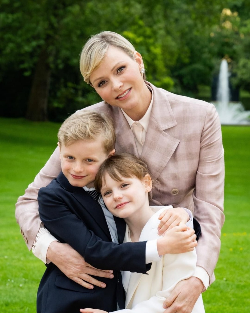 Princesa Charlene assinala Dia da Mãe com uma carinhosa foto com os filhos