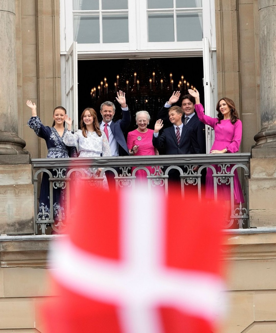 À varanda do palácio, Frederico X da Dinamarca celebra 56.º aniversário