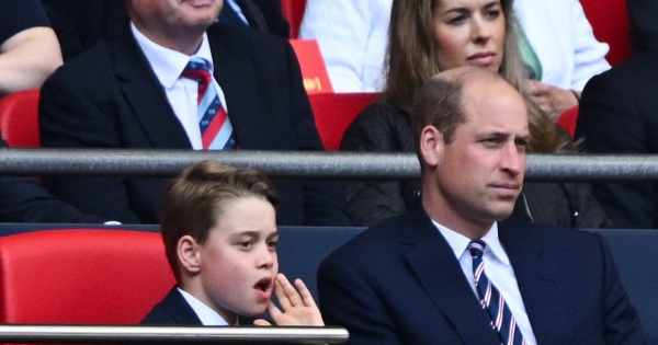 Príncipe George assistiu à final da Taça de Inglaterra na companhia do pai