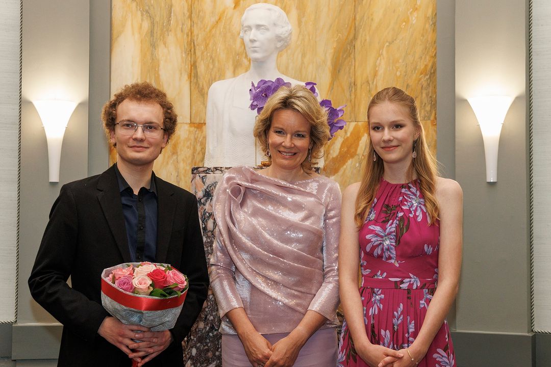 Num evento ao lado da mãe, princesa Eléonore recicla vestido floral 