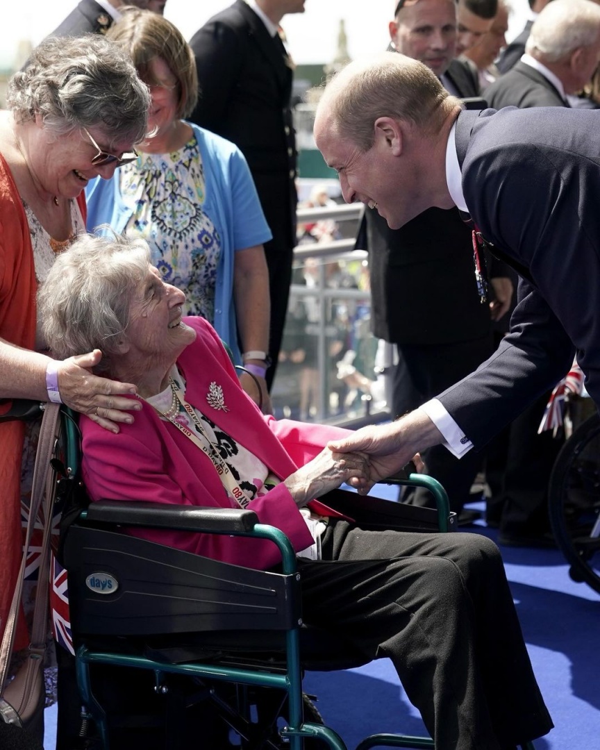 A cumplicidade e emoção de Carlos III e Camilla no 80.º aniversário do "Dia D"