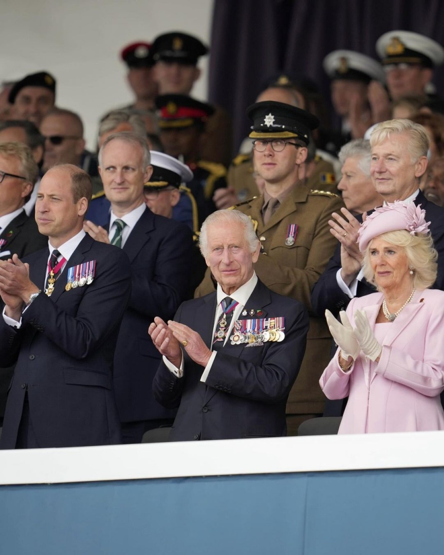 A cumplicidade e emoção de Carlos III e Camilla no 80.º aniversário do "Dia D"