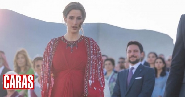Princesa Rajwa da Jordânia volta a eleger um elegante 