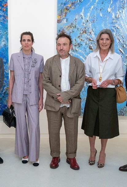 A elegância de Carolina do Mónaco e Charlotte Casiraghi num programa cultural