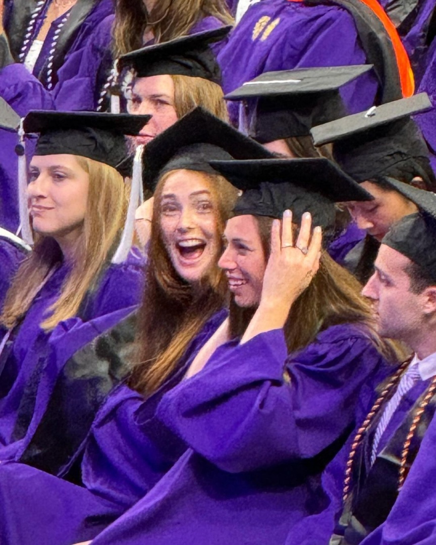 Julianne Moore celebra graduação da filha em família