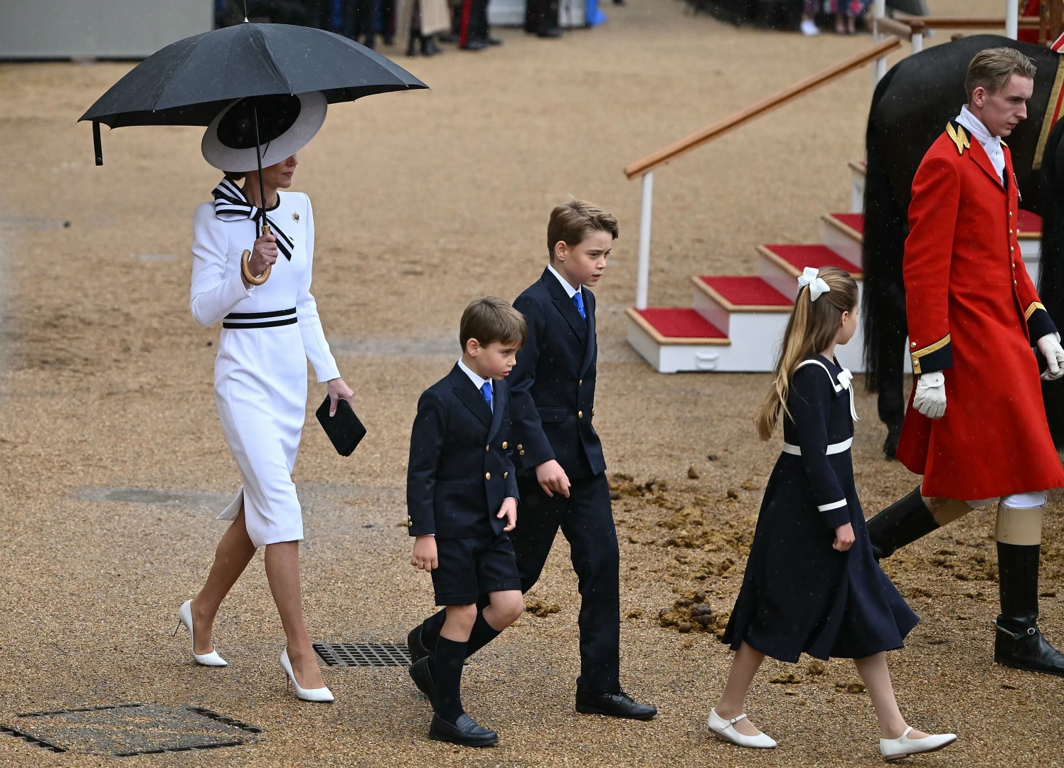 Regresso de Kate à vida pública depois do diagnóstico de cancro num estilo "navy"