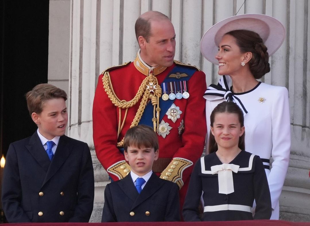 Regresso de Kate à vida pública depois do diagnóstico de cancro num estilo "navy"