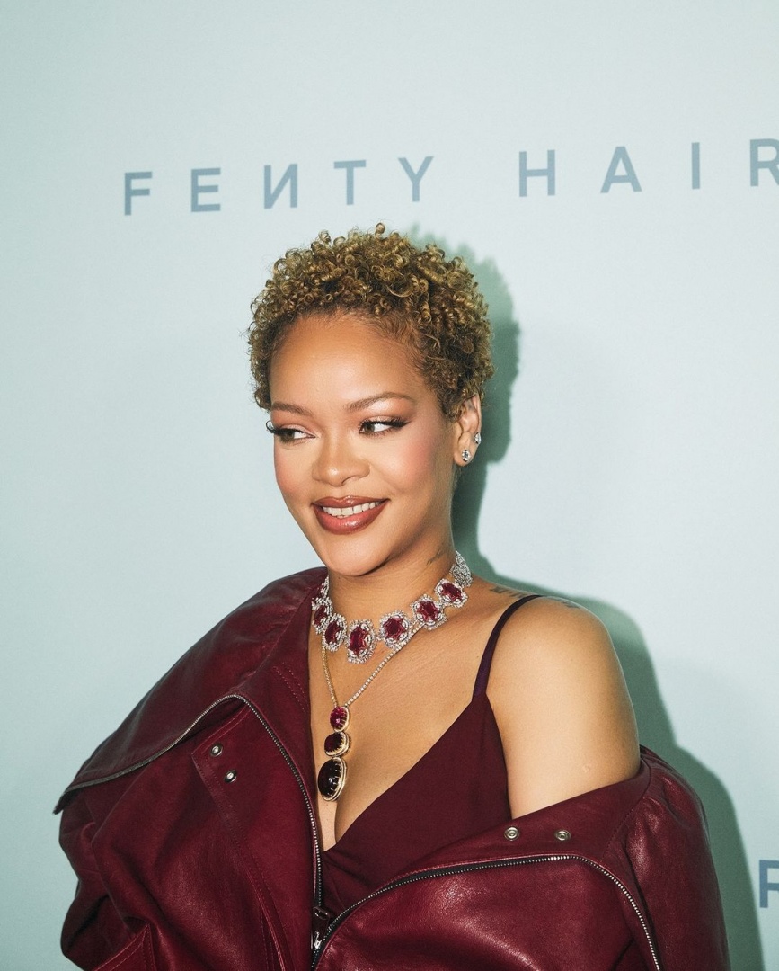 Com novo visual, Rihanna revela problema de queda de cabelo no pós-parto
