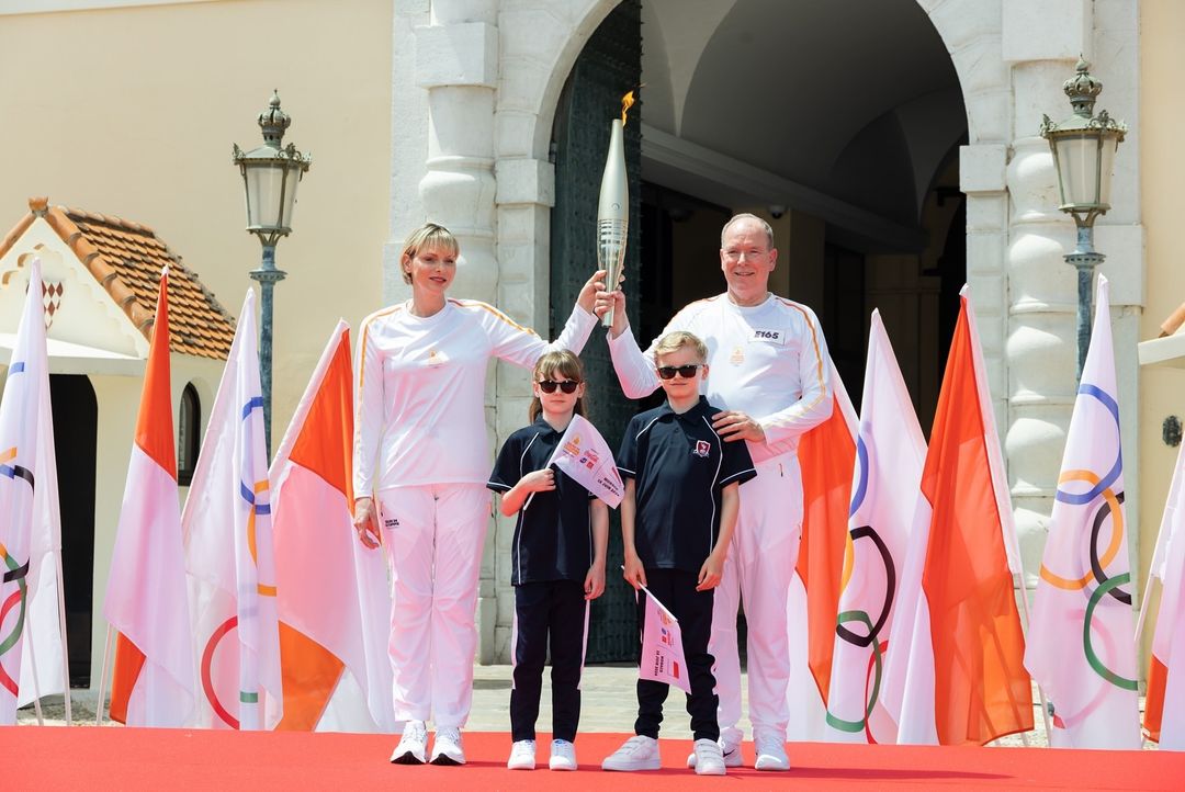 A caminho de Paris, Charlene e Alberto II recebem a Chama Olímpica no principado do Mónaco