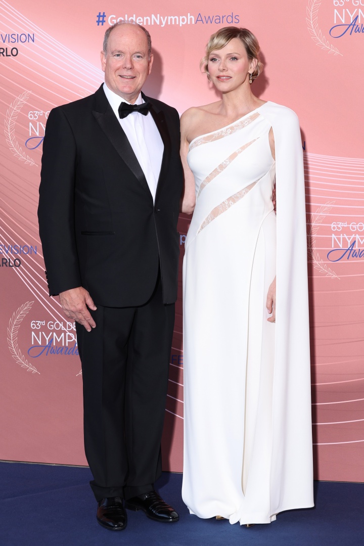 Em noite de prémios em Monte Carlo, princesa Charlene deslumbrante num vestido-jumpsuit de Elie Saab 