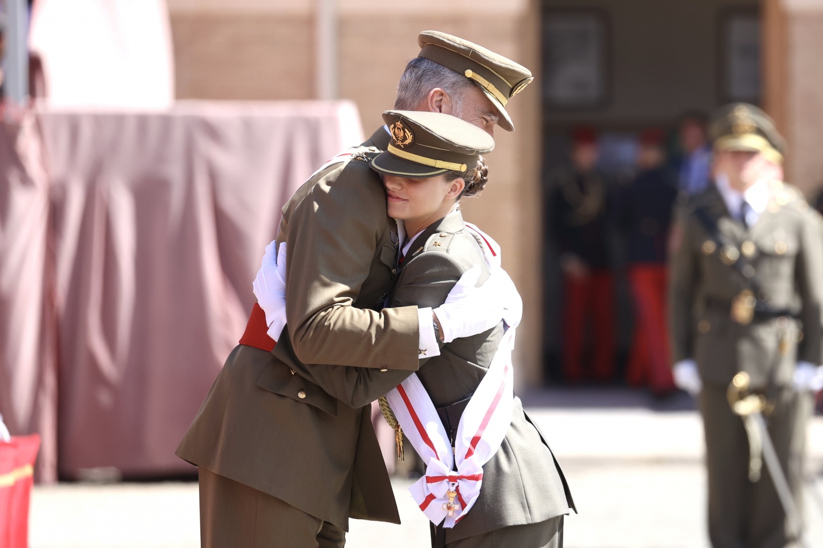 Princesa Leonor termina formação na Academia Militar de Saragoça e recebe a Grã-Cruz de Mérito Militar