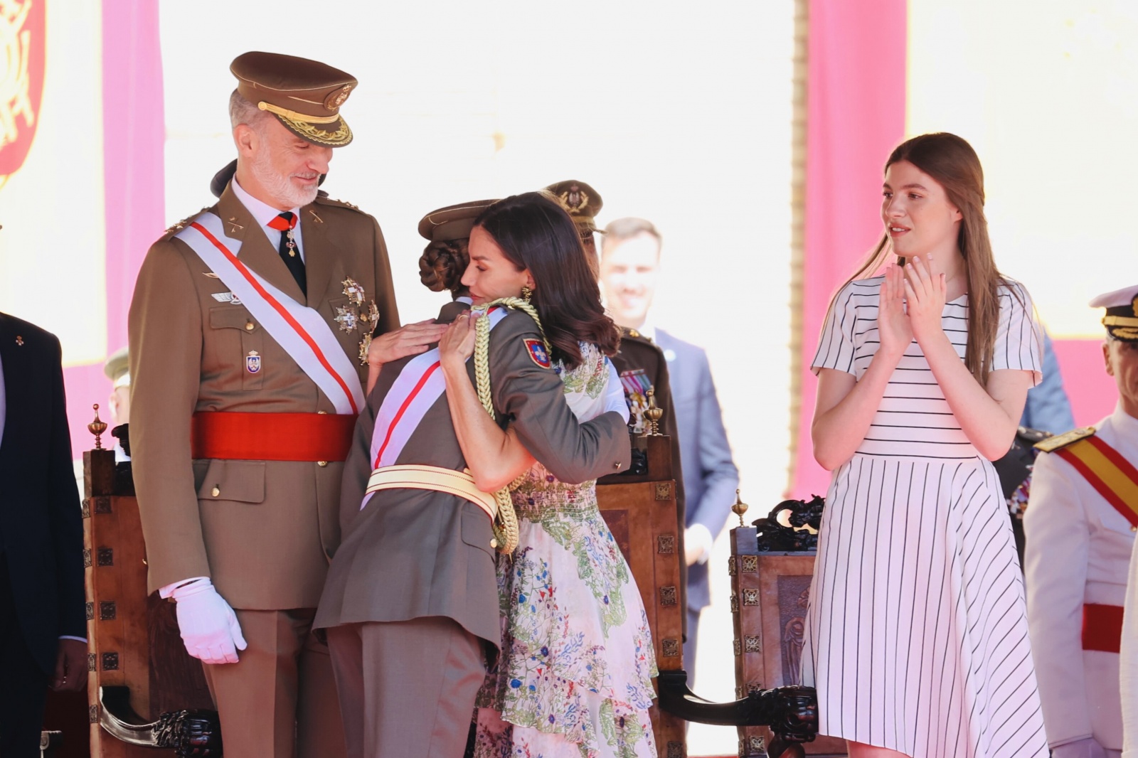 Princesa Leonor termina formação na Academia Militar de Saragoça e recebe a Grã-Cruz de Mérito Militar  