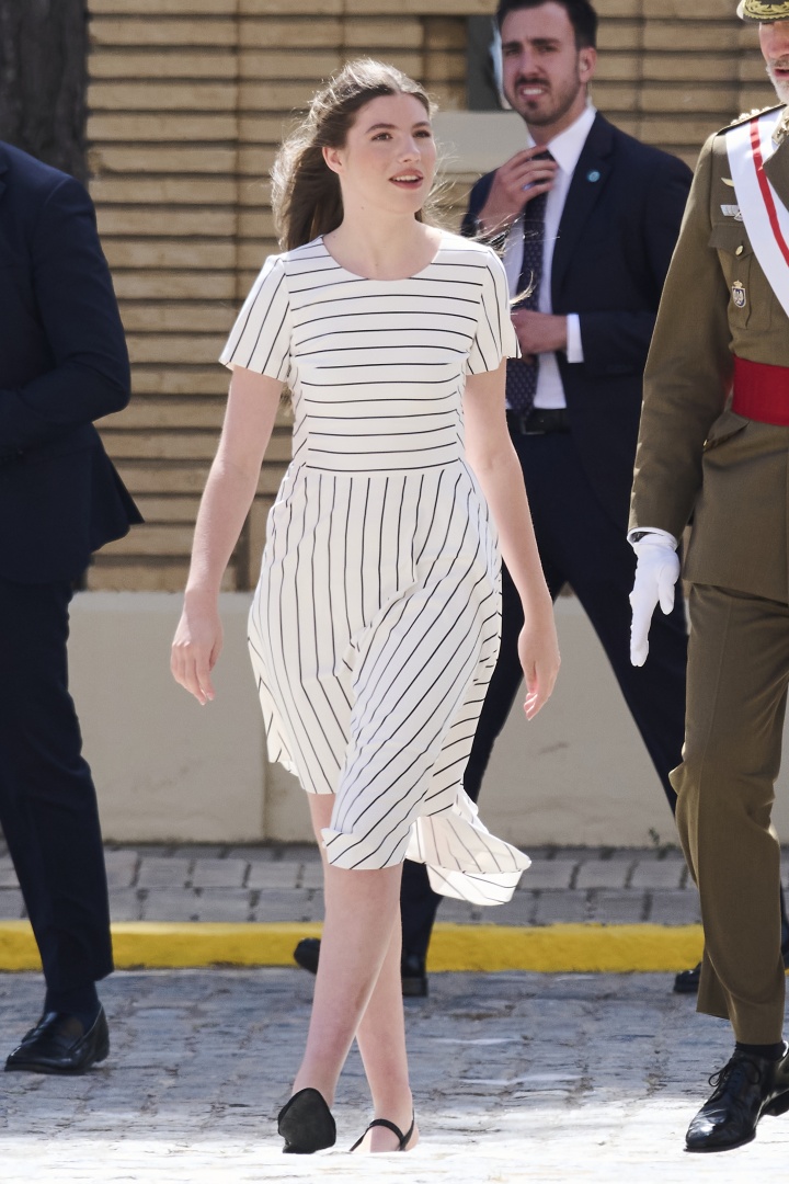 Sofia encanta num vestido de corte assimétrico e inspiração "navy"