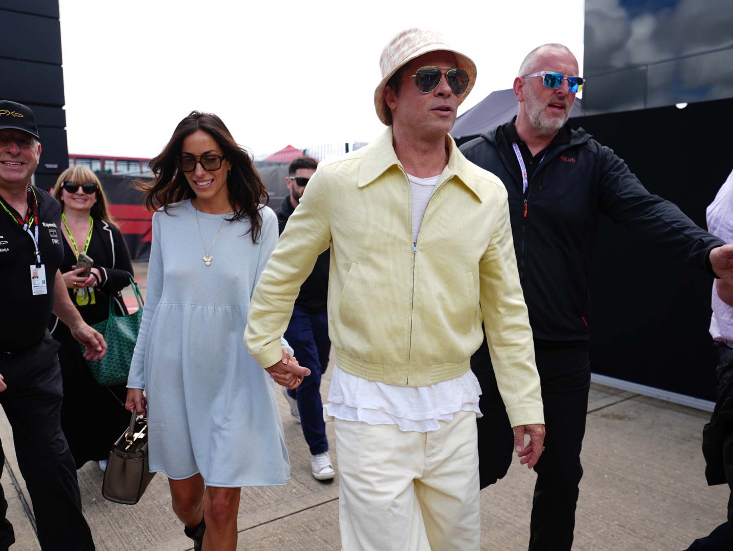 Brad Pitt e Ines de Ramon apaixonados no Grande Prémio de F1 de Inglaterra