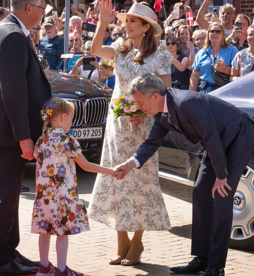 Ao lado de Frederico X, Mary da Dinamarca encanta num "look" de inspiração floral