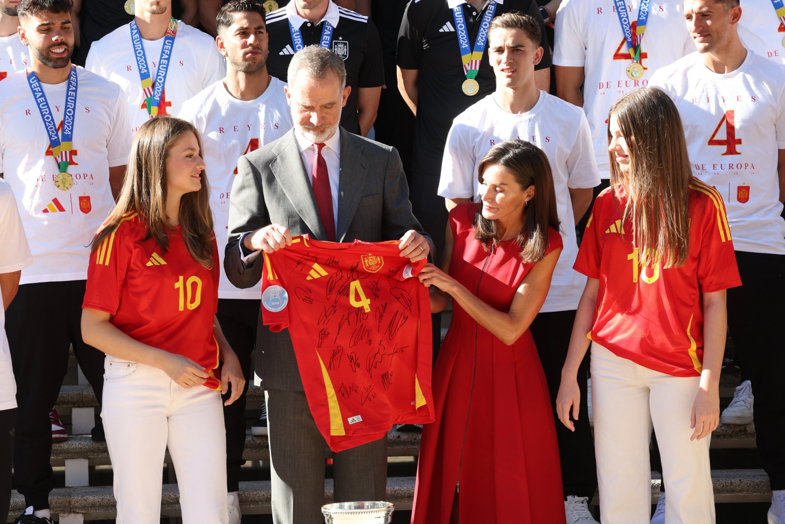 Letizia e Felipe VI recebem seleção de Espanha no Palácio da Zarzuela