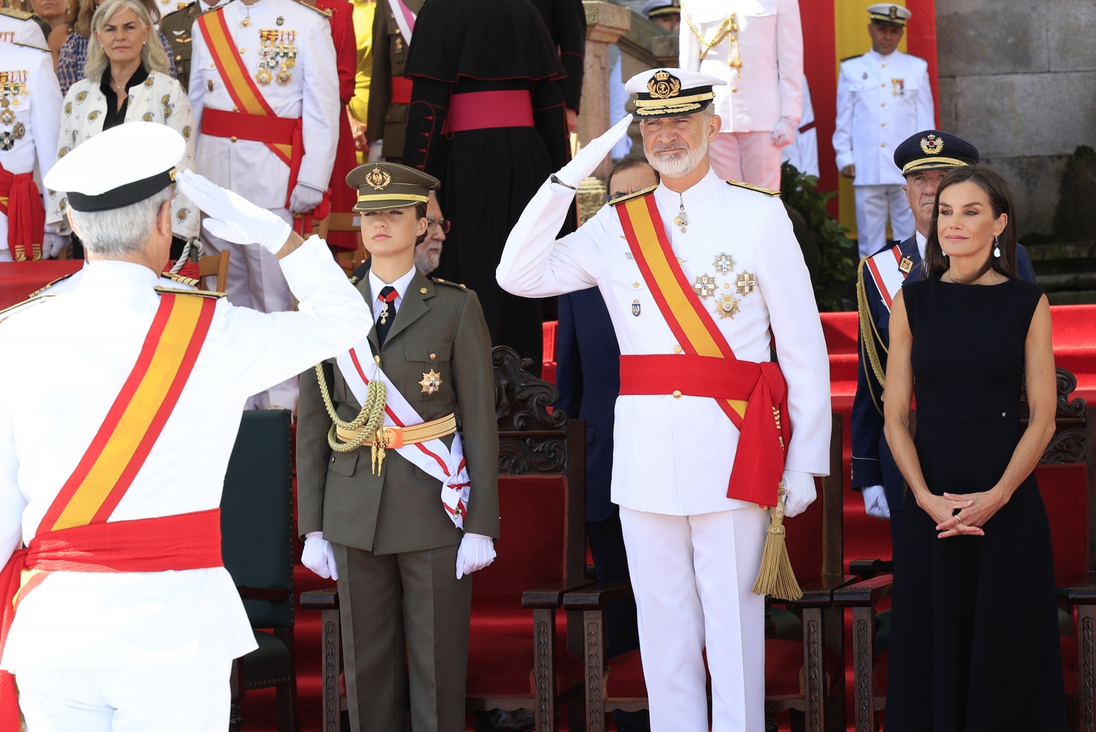 Acompanhada pelos pais, princesa Leonor assiste a cerimónia na Escola Naval, a sua futura "casa"