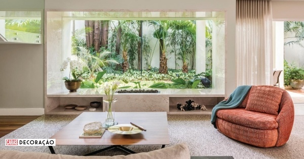 Em São Paulo, uma casa com ambientes luminosos e integrados