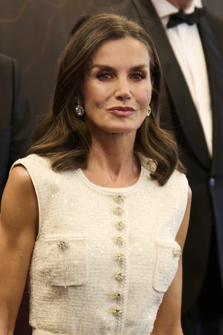 Letizia surpreende com "look" brilhante