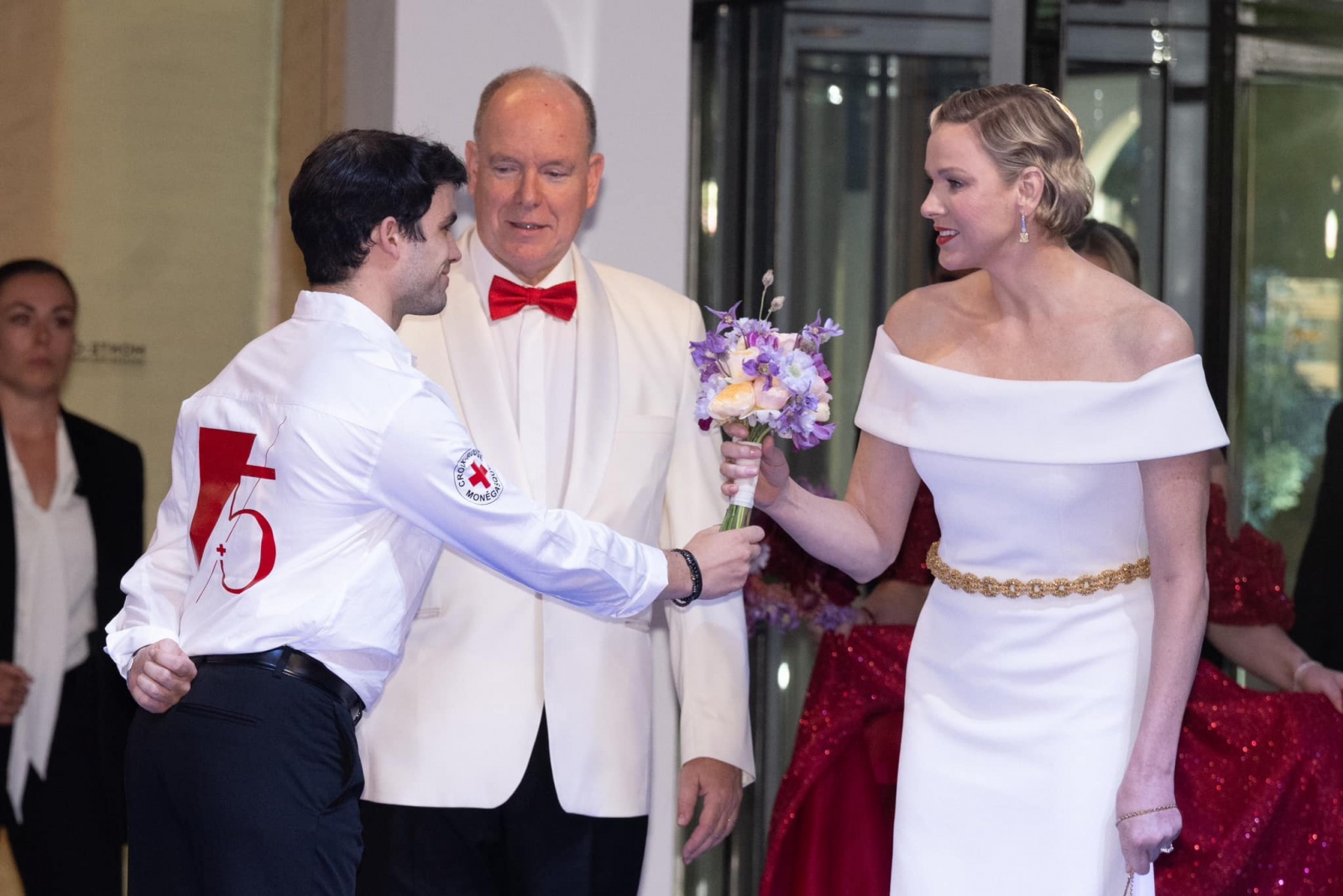 Príncipe Alberto e Princesa Charlene de Mónaco com Camille Gottlieb na Gala da Cruz Vermelha, a deslumbrar em evento beneficente