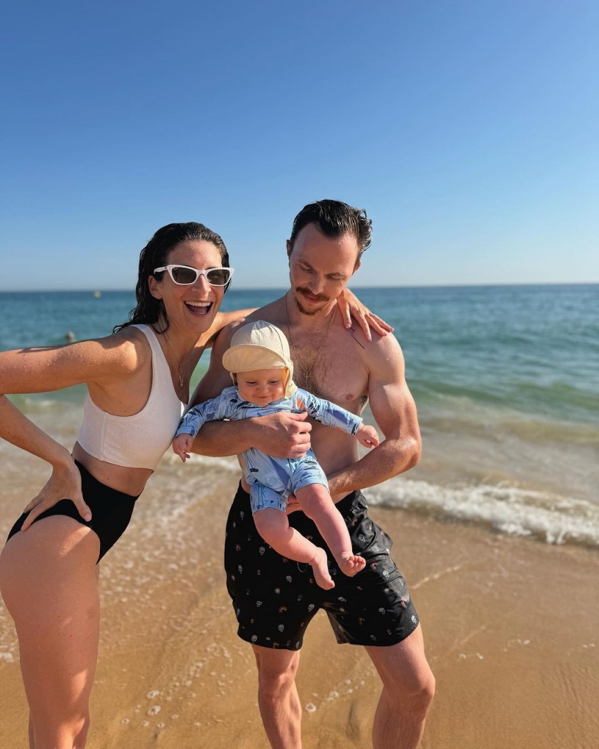 Primeiras férias de Matilde Breyner com a bebé Mia no Algarve. Com seu marido Tiago Felizardo, o casal desfrutou das praias junto à bebé