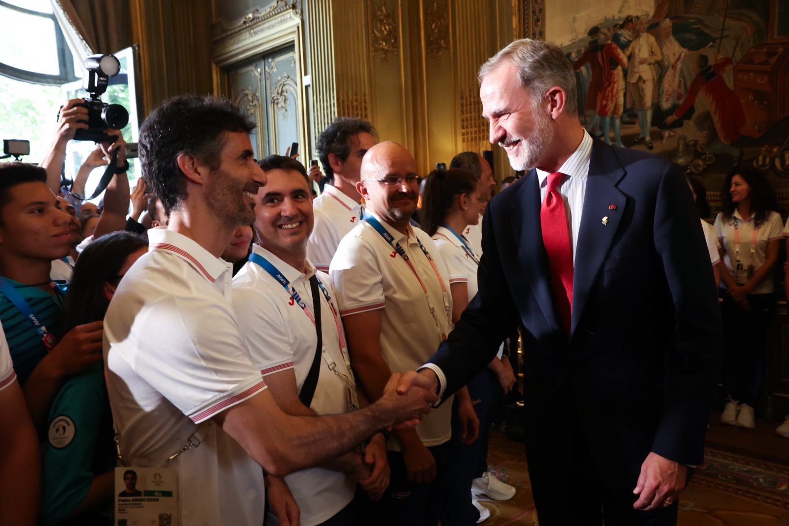 Reis Felipe e Letizia apoiam a equipa olímpica espanhola em Paris. Os monarcas reuniram-se com os atletas para desejar boa sorte.