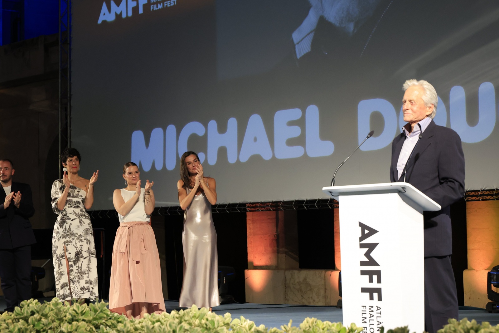 Rainha Letizia entrega prémio a Michael Douglas em Maiorca. A estrela de Hollywood recebeu o prémio Masters of Cinema, entregue pela monarca.