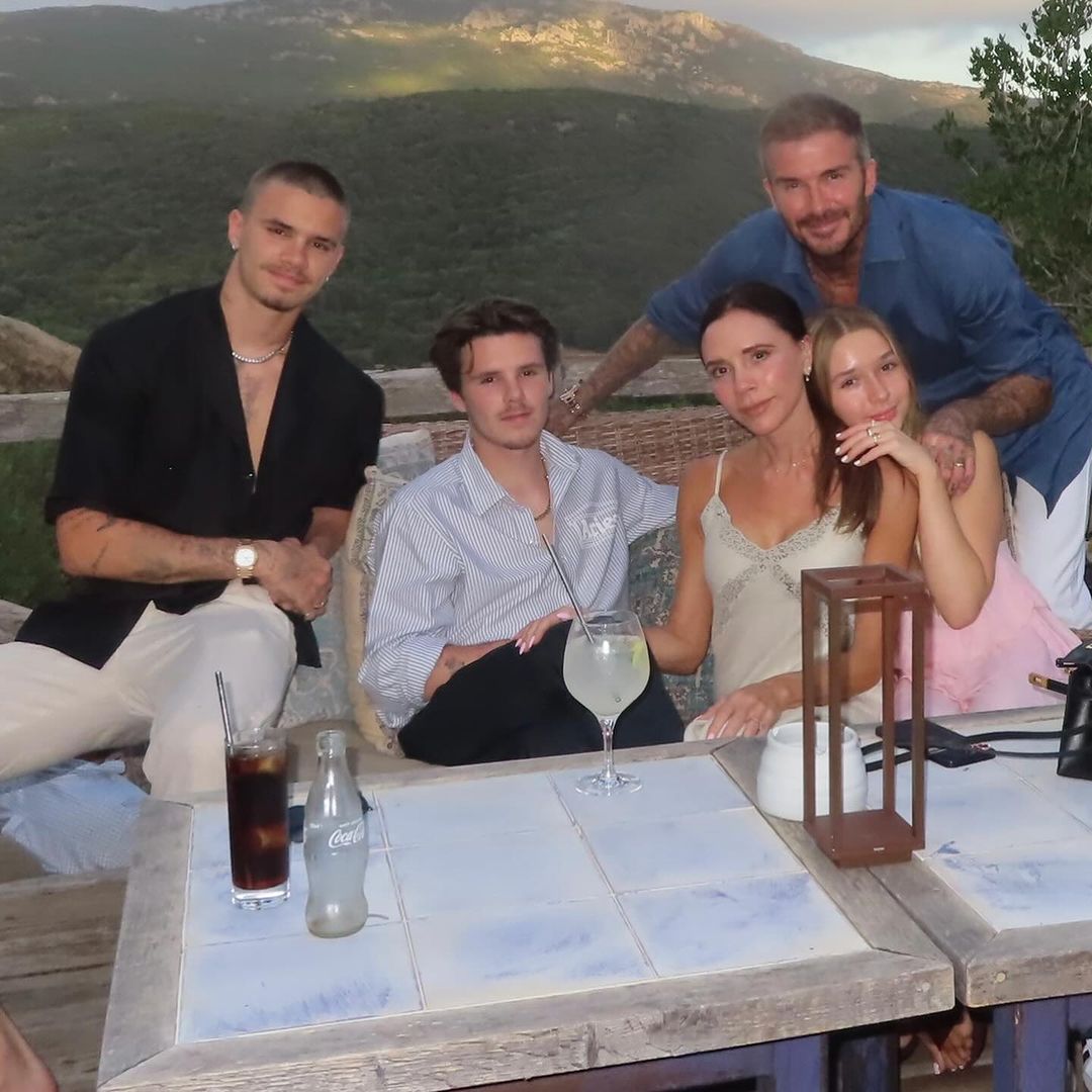 Família Beckham de férias em Itália. O jogador levou a família quase inteira para desfrutar de férias de verão pelo interior e costa italiana.