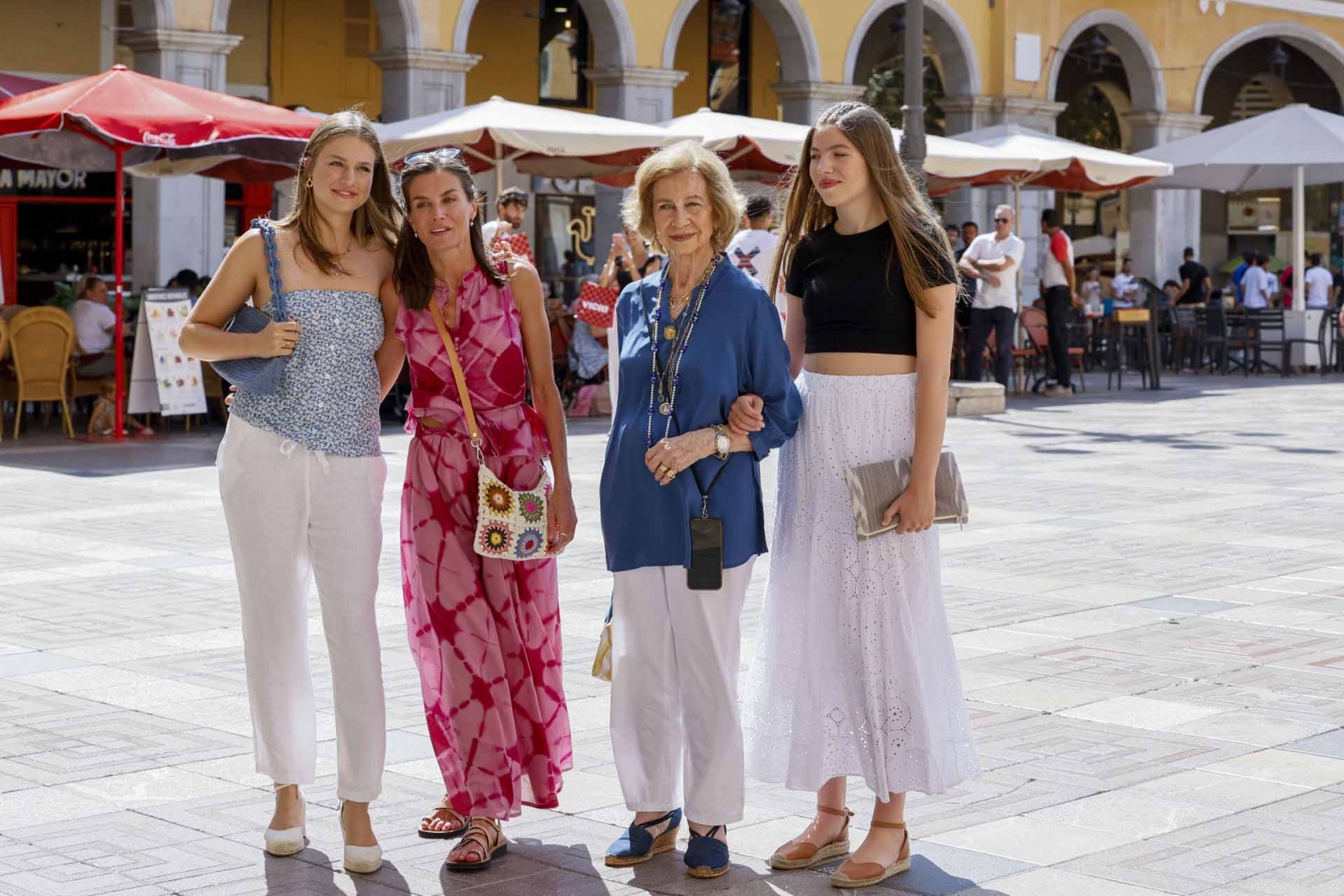 Leonor e Sofia passeiam por Palma na companhia da mãe e da avó